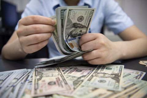 سعر الدولار اليوم في سوريا الخميس 4 يناير 2024.. انهيار الليرة