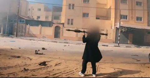 فيديو..القسام تستهدف قوات الاحتلال وتحرق آليات عسكرية