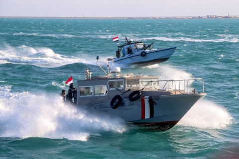 محاولات للسيطرة على حريق الناقلة البريطانية بعد استهدافها في خليج عدن