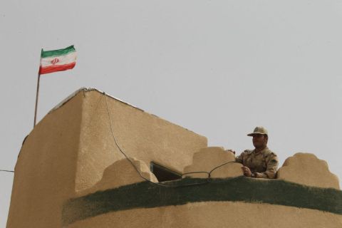 جندي إيراني يقتل 5 من زملائه بالرصاص ويلوذ بالفرار