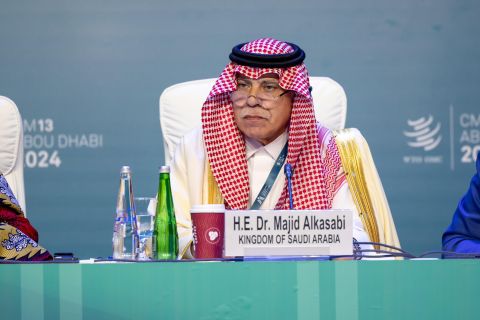 شاهد: الوزير السعودي ماجد القصبي يلتقي بوزير الاقتصاد الاسرائيلي في ابو ظبي