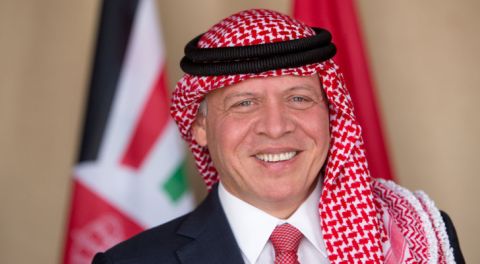 الملكة رانيا تنشر صورة رفقة الأميرة إيمان وزوجها وتعلق مع الغوالي