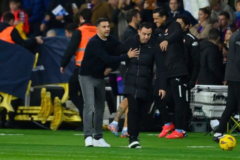 مدرب جيرونا يرد على شائعات ارتباطه بتدريب برشلونة الموسم القادم