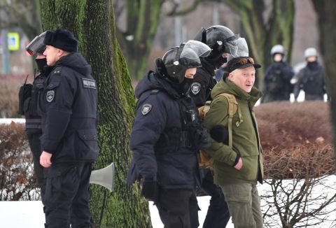 Russia arrests 400 for paying tribute to Alexei Navalny