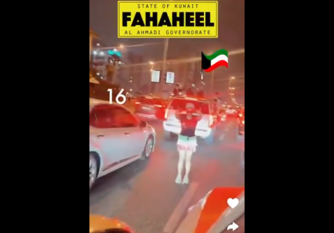 فتاة شبه عارية ترقص في شوارع الكويت.. احتفالًا باليوم الوطني