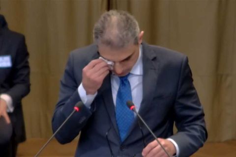 شاهد: سفير الكويت ينهار بالبكاء أمام 