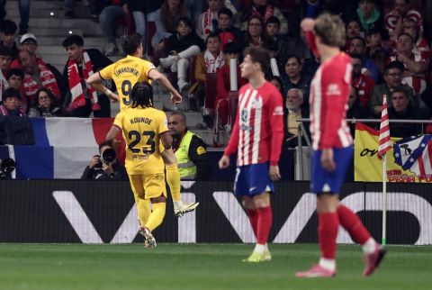 برشلونة يسحق أتلتيكو مدريد ويرتقي للمركز الثاني في الليغا
