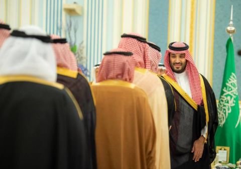 ولي العهد السعودي يُقبل يد شقيقه الأكبر..فيديو يلقى رواجًا هائلًا