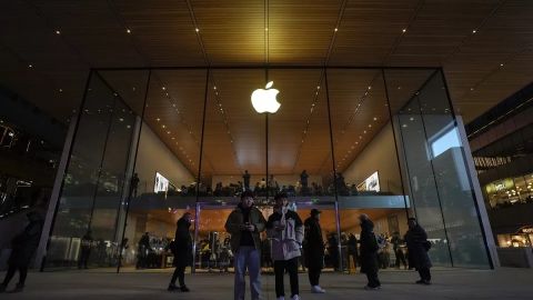  تيم كوك يحيي مبيعات iPhone من خلال افتتاح ثاني أكبر متجر لشركة Apple في الصين