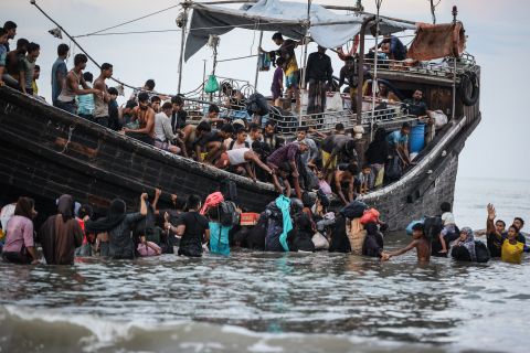 Rohingya boat capsizes off western Indonesian coast