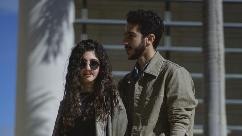 مايان السيد تتألق بإطلالة صيفية لطيفة من أمام البحر