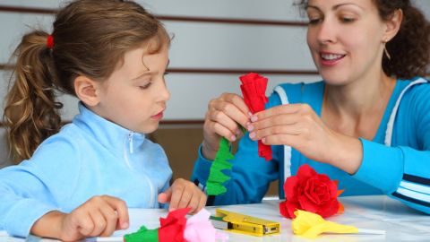 في عيد الأم تعلمي طريقة صنع بوكيه الورود من المناديل الورقية