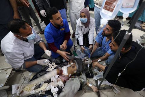مشاهد قاسية لفلسطينيين عراة في محيط مجمع الشفاء بغزة