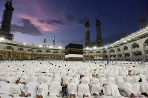 رفقة أمراء آل هاشم.. الأمير الحسين يؤدي مناسك العمرة