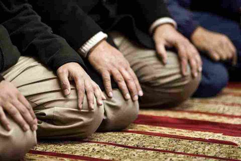 ما حكم صيام تارك الصلاة ومن لا ترتدي الحجاب؟