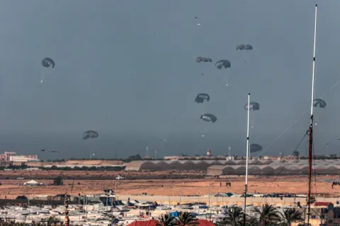 مأساة في غزة: استشهاد 18 فلسطينيا بسبب إنزال خاطئ للمساعدات