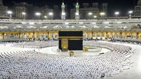 معتمر يلقي نفسه من المسجد الحرام .. فيديو صادم