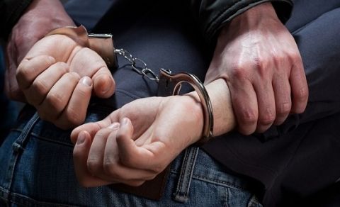 بعد تدهور مركبته..القبض على مطلوب خطير جدا وضبط كمية من السلاح والمخدرات في الأردن