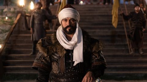 بوراك دينيز يشعل حماسة الجمهور في كواليس مسلسل شهرزاد