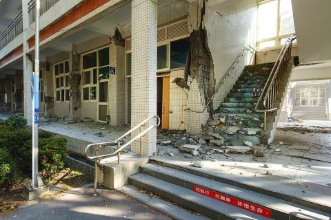 Taiwanese journalist continues broadcast during earthquake