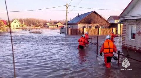 Dam collapse submerges neighborhoods in Russia