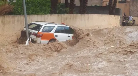 جرفتهم السيول ..عشرات القتلى والمفقودين نتيجة الحالة الجوية في سلطنة عُمان