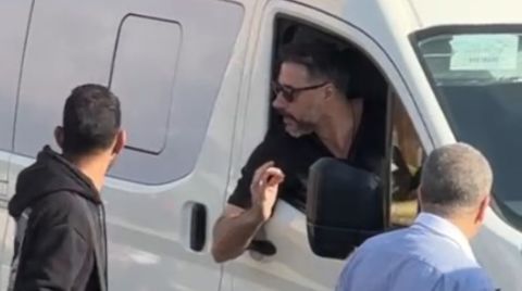شاهد: لماذا تهجم أحمد السعدني على الصحفيين في جنازة والده؟