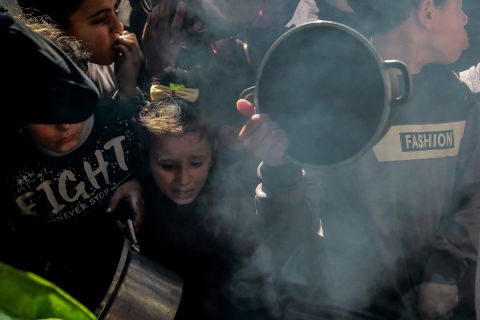 نصف سكان غزة معرضون للمجاعة.. وتحذيرات بشأن الميناء العائم