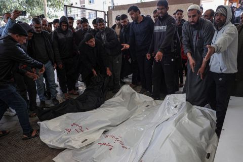 الجيش الاسرائيلي يطالب سكان بيت لاهيا بالمغادرة.. توثيق 140 مقبرة جماعية في غزة