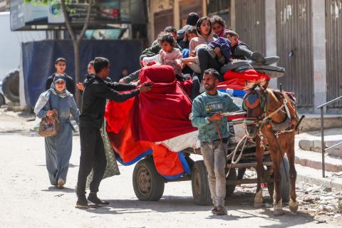 ماذا يحدث شمال غزة؟.. حركة نزوح عكسية وتشغيل للمخابز وخطوط المياه
