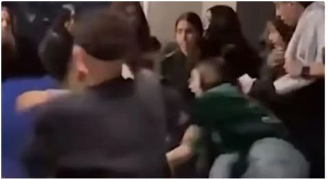 بالفيديو: اشتباك عنيف بين فتيات داخل مقهى بالقاهرة