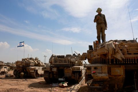 الجيش الاسرائيلي يطالب سكان بيت لاهيا بالمغادرة.. توثيق 140 مقبرة جماعية في غزة