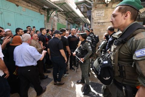 شاهد: عملية دهس مستوطنين في القدس واعتقال المنفذين