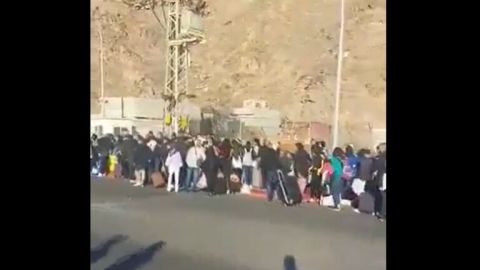 إسرائيليون يغزون معبر طابا: سياحة أم هروب؟ (فيديو)