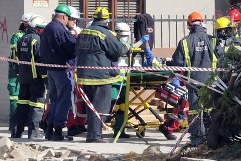 معجزة تنقذ ناجٍ وحيد بعد 5 أيام تحت الأنقاض في جنوب افريقيا