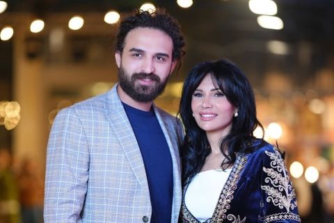 رشا شربتجي بالأبيض إلى جانب إبراهيم الشيخ في احدث ظهور بعد إعلانها زواجهما رسميًا