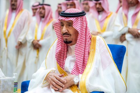 قلق إثر ارتفاع درجة حرارة الملك سلمان