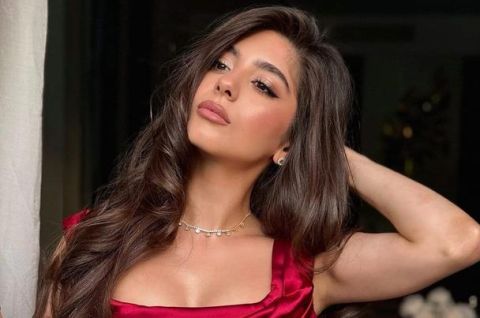 مايان السيد تتألق بإطلالة صيفية لطيفة من أمام البحر