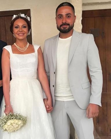 حلا رجب وزوجها يزن خليل يلفتان الأنظار في حفل زفاف نادين تحسين بيك.. الجمهور يتغزل بجمالها