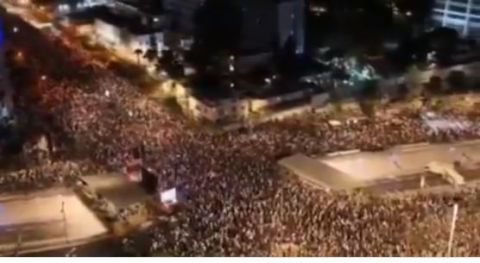مظاهرات عارمة بالآلاف في إسرائيل والشرطة تفرق بالقوة
