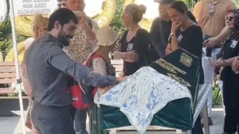 اكين اكينوزو ينهار أمام نعش والدته.. وهاندا ارتشيل تحتضنه لتخفيف حزنه