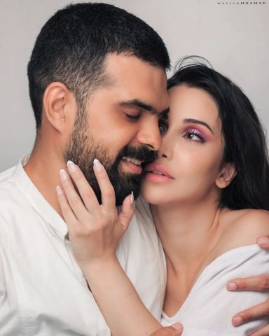 حلا رجب وزوجها يزن خليل يلفتان الأنظار في حفل زفاف نادين تحسين بيك.. الجمهور يتغزل بجمالها