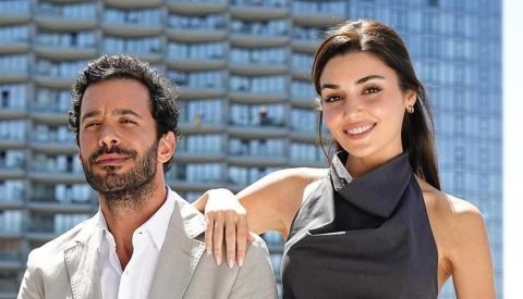 اكين اكينوزو ينهار أمام نعش والدته.. وهاندا ارتشيل تحتضنه لتخفيف حزنه