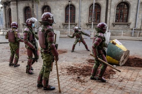 Kenyan government vows to end violence, looting