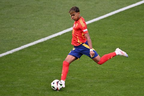 كابتن برشلونة السابق يشيد بأداء لامين يامال في يورو 2024