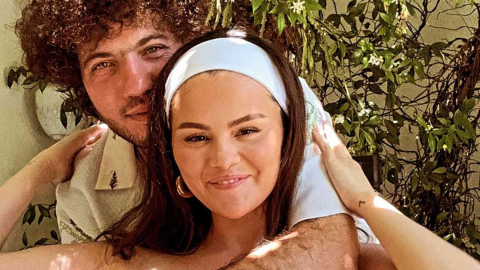 سيلينا غوميز تحتفل بخطوبتها في منزل الشاطئ.. وتخفي الخاتم بإيموجي