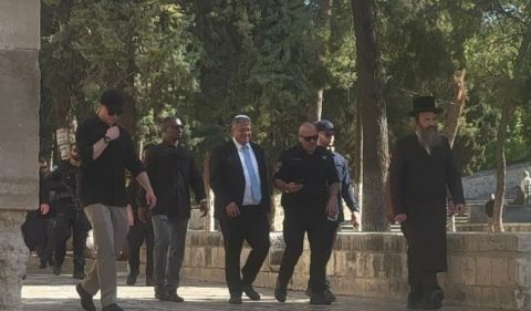 شاهد: بن غفير يقتحم 