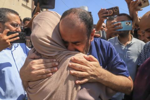 مشهد مؤثر لأسير من غزة لحظة لقائه بعائلته.. ويروي تفاصيل قاسية