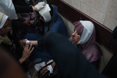 الإحتلال يرتكب مجزرة في دير البلح: قصف مستشفى ميداني في مدرسة تؤوي نازحين
