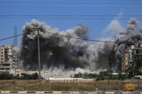 استشهاد صحفي وعائلته في غارة إسرائيلية على جباليا